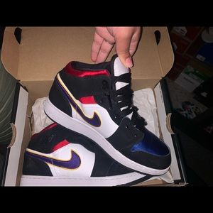Air Jordan 1 MID SE rivals